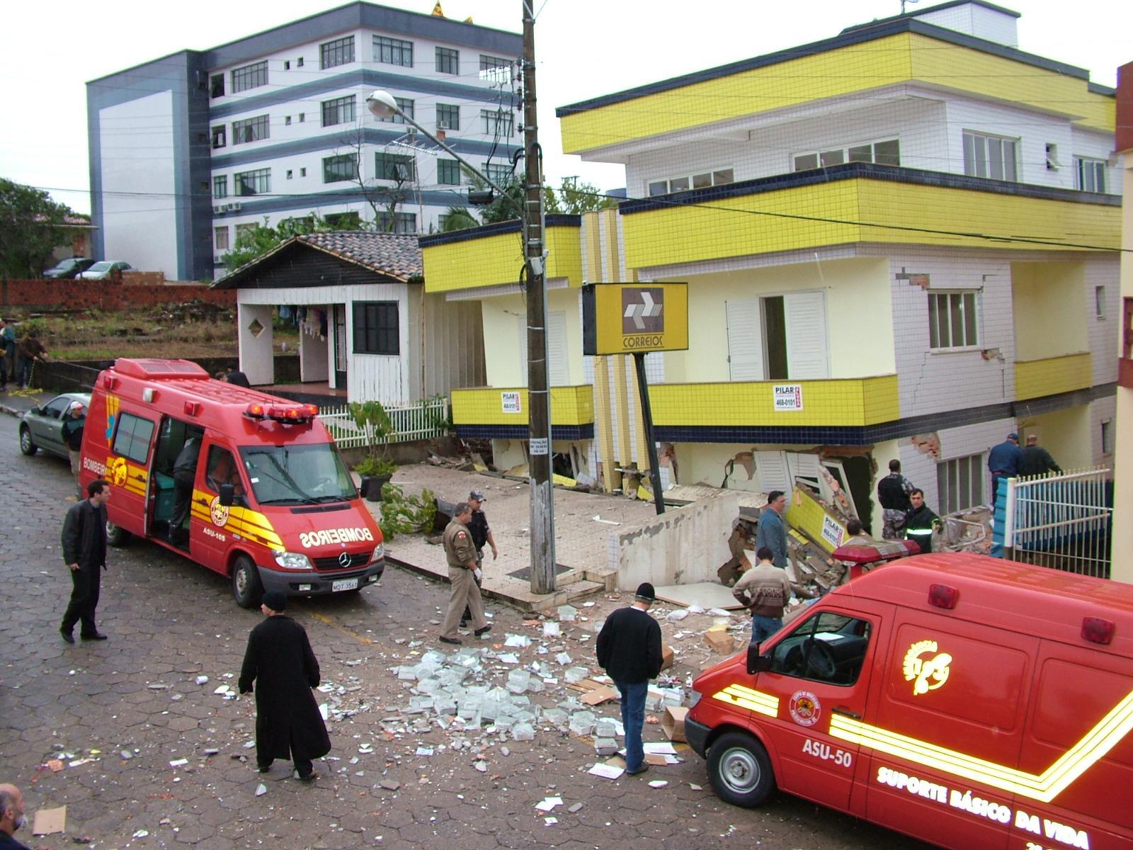 Queda do prédio dos Correios em Içara completa 20 anos: Corpo de Bombeiros Militar relembra ocorrência