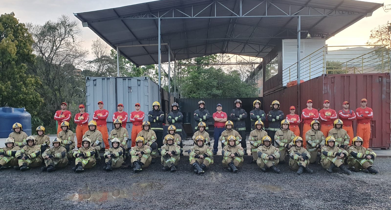 CBMDF participa de instrução de combate a incêndio estrutural no centro de treinamento do CBMSC em Joaçaba